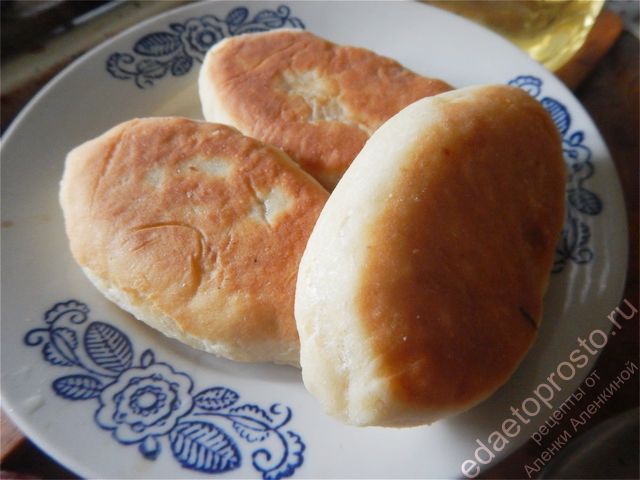 фото жареных пирожков с ливером на блюдце