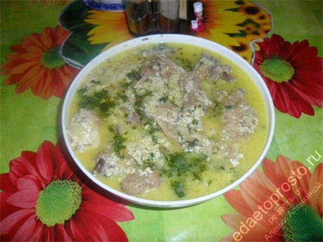 Курица в молоке на столе