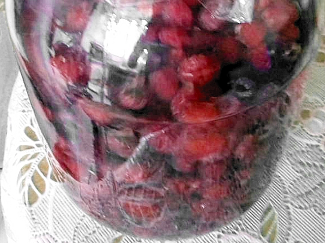 фото изготовления малиновой настойки на спирту в банке