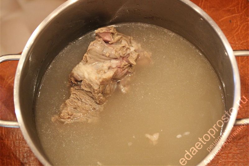 приготовление говяжьего бульона для блюда бульон с гренками