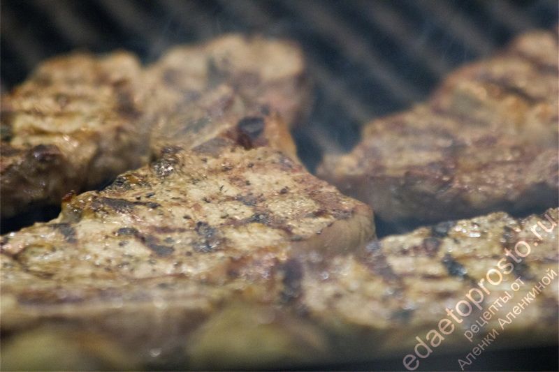 фото приготовления вкусных бифштексов на барбекю