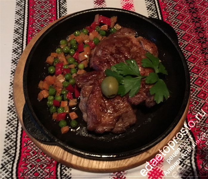блюдо из мяса на сковороде