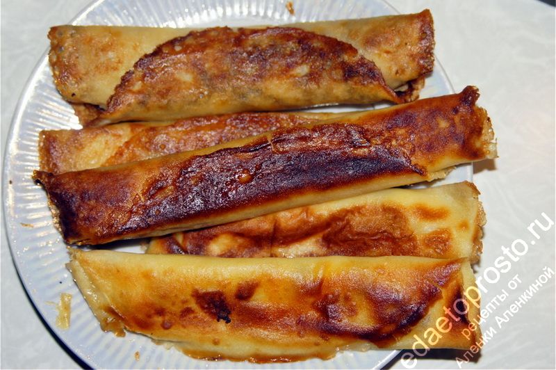 блинчики с селедкой на тарелке