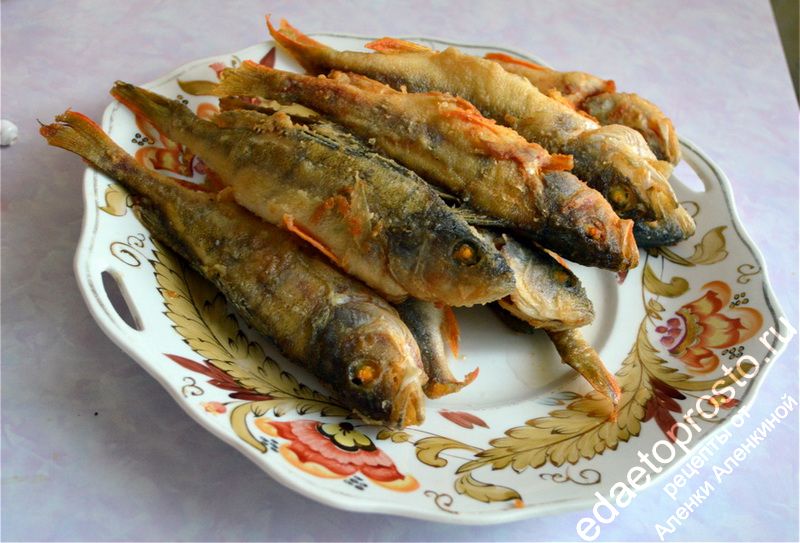 фото вкусной жареной кефали на тарелке