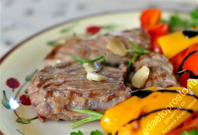готовый стейк на тарелке с голубым сыром и овощами