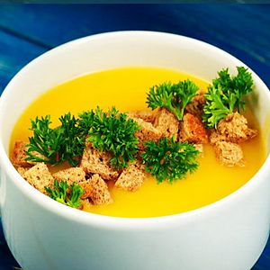 Суп-пюре из брокколи с сухариками