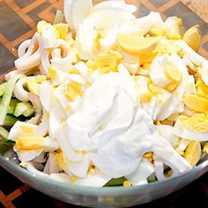 Салат с тунцом, яйцом и огурцом