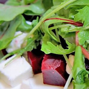Салат из свеклы с козьим сыром и грецкими орехами