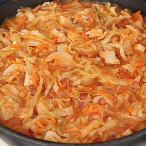 Тушеная капуста с курицей и специями