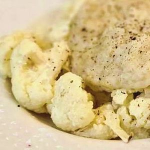 Рыбные котлеты на пару с цветной капустой