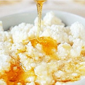 Творожная миска с орехами и мёдом