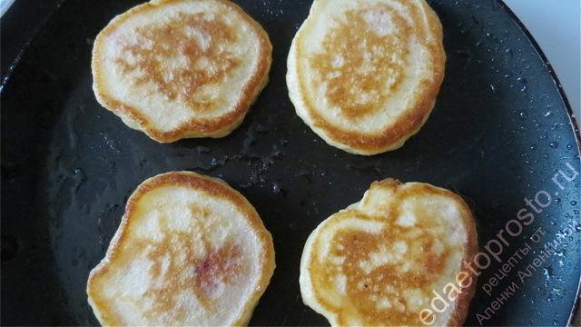 десертной ложкой аккуратно выкладывайте тесто