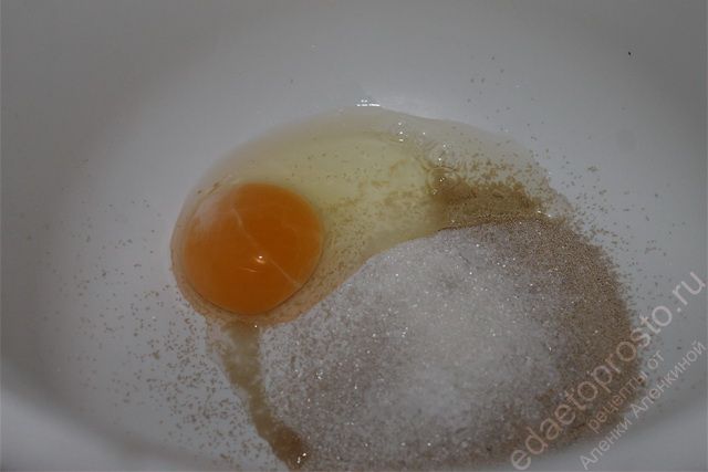 Засыпать дрожжи и соль