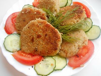 котлеты из окорочков с овощами на тарелке
