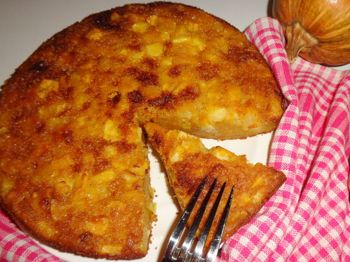 разрезанная шарлотка с тыквой на блюде