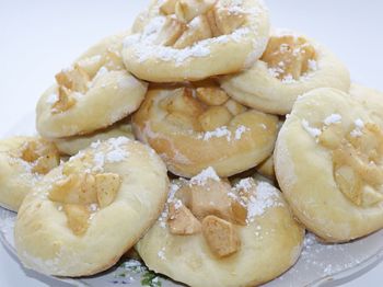 готовые ватрушки с яблоками на блюде