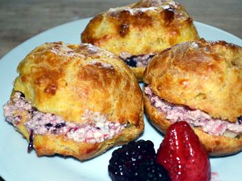 вкусные профитроли с разной начинкой на блюде