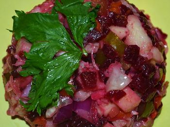 винегрет с квашеной капустой на тарелке