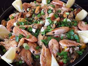 вкусная испанская паэлья с морепродуктами на столе