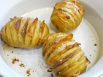 вкусная запеченная картошка-гармошка с беконом на тарелке