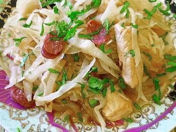 вкусный польский бигус с мясом на тарелке