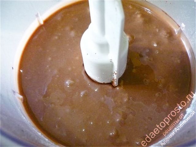 Добавляем пшеничную муку и какао-порошок