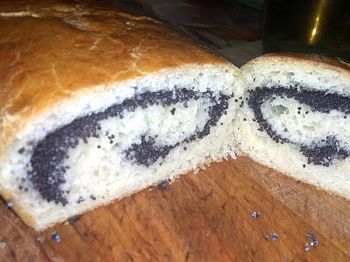 вкусные рулеты с маком на тарелке