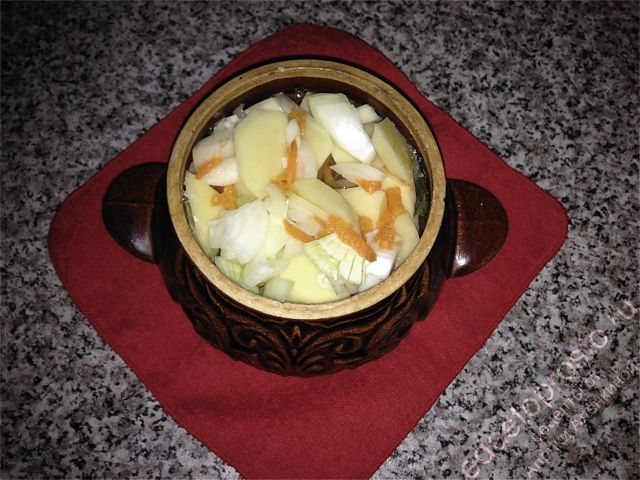 Жаркое с овощами в горшочке