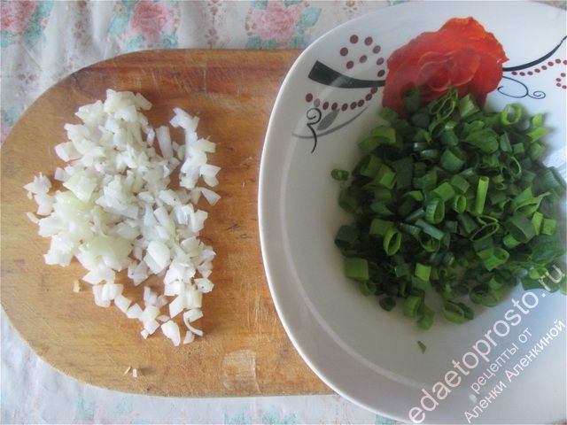 лук нарезать кубиками
