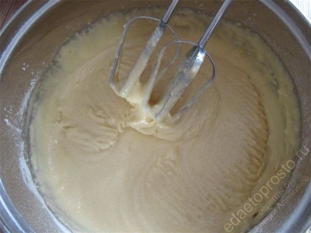 смешиваем по полтора стакана муки и сахара