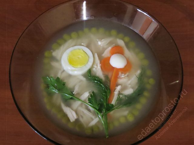 Заливное из курицы украшенное зеленью
