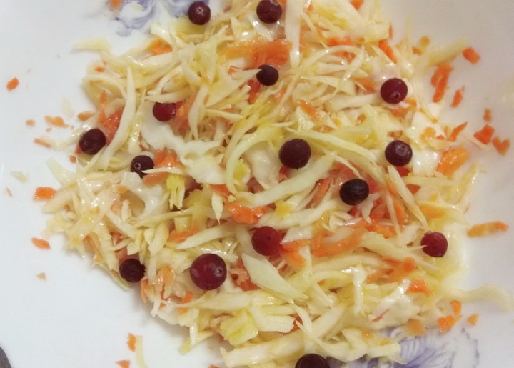 фото блюда Салат из моркови с клюквой 