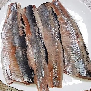 заставка к статье Как почистить селедку